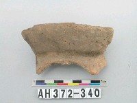 藏品(灰褐色細砂陶口緣)的圖片